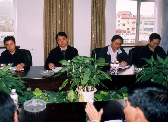2005年5月長城集團陳董事長一行4人聽取工廠領(lǐng)導(dǎo)江報