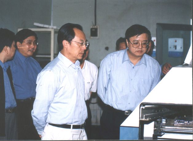 省信息產(chǎn)業(yè)廳廳長陳彰清和市委書記歐陽斌在生產(chǎn)現(xiàn)場參觀