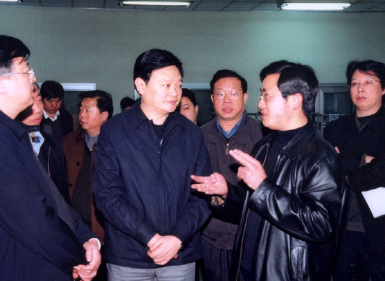 2004年2月湖南省人民政府常務(wù)副省長于幼軍來工廠考察