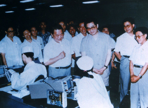 1993年6月胡錦濤主席在工廠電表生產(chǎn)線視察